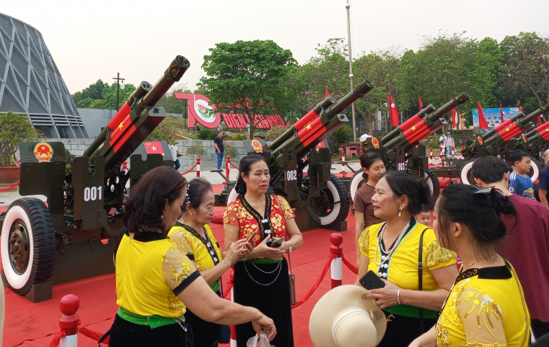  Người dân Điện Biên tham quan dàn pháo lễ, mong chờ ngày kỷ niệm trọng đại diễn ra tại quê hương